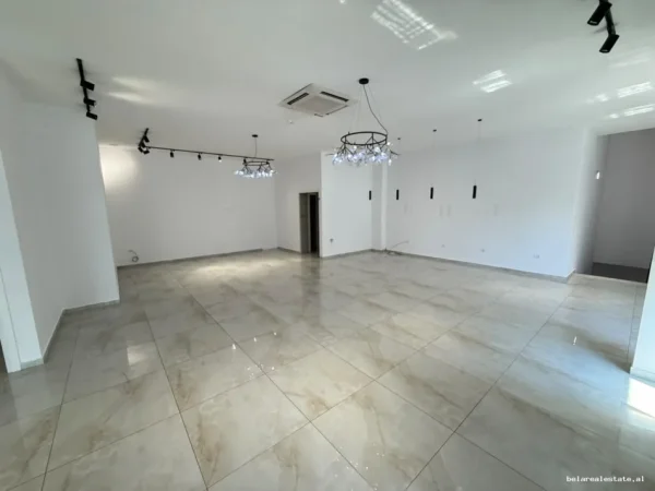 Tirane, jepet me qera zyre Kati 1, 240 m² 3.200 € (Rruga e Dibres)