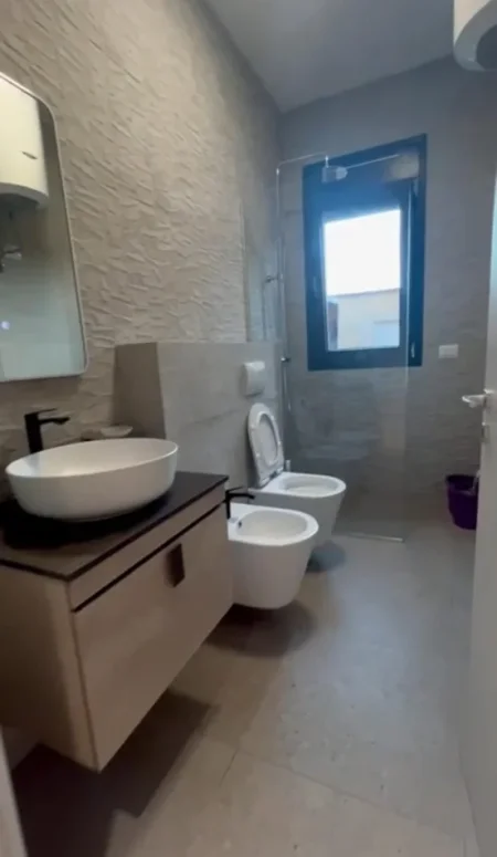 Tirane, jepet me qera apartament 1+1 Kati 4, 70 m² 900 € (Rruga e Kosovareve)