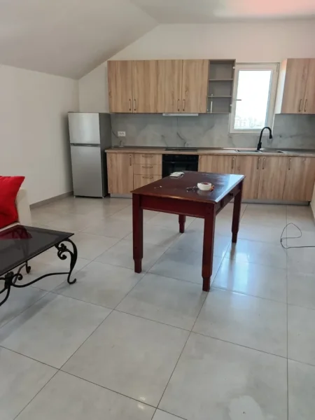 Tirane, jepet me qera apartament 2+1 Kati 3, 150 m² 400 € (Yzberisht)