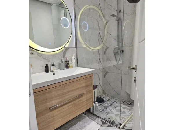 Tirane, jepet me qera apartament 1+1 Kati 1, 60 m² 650 € (kopshti botanik)