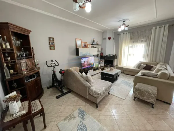 Tirane, jepet me qera apartament 2+1 Kati 2, 109 m² 500 € (Rruga Siri Kodra)