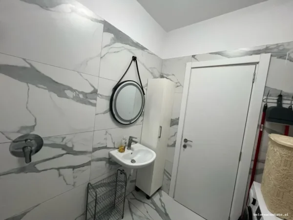 Tirane, jepet me qera apartament 1+1 Kati 5, 69 m² 522 € (Rr. Dibres)