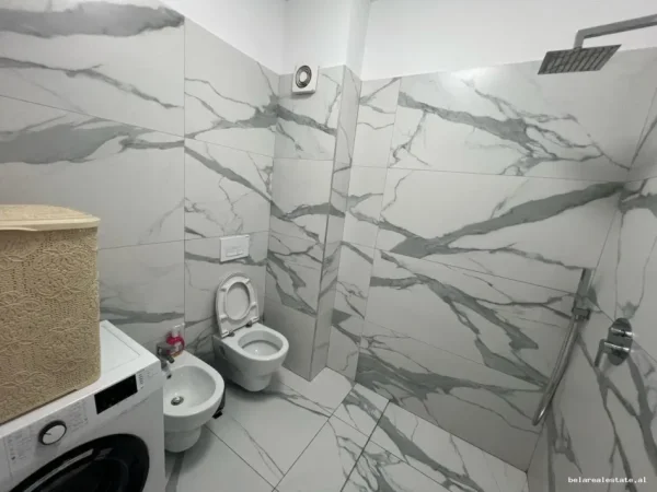 Tirane, jepet me qera apartament 1+1 Kati 5, 69 m² 522 € (Rr. Dibres)