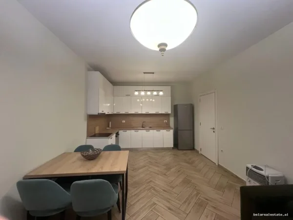 Tirane, jepet me qera apartament 1+1 Kati 5, 69 m² 522 € (Rr. Dibres)