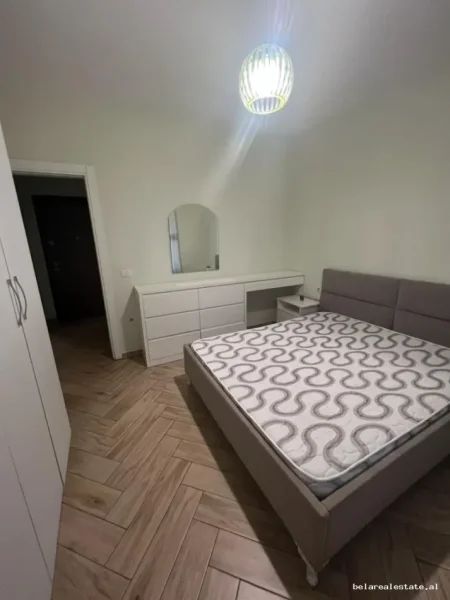 Tirane, jepet me qera apartament 1+1 Kati 5, 69 m² 522 € (Rr. Dibres)