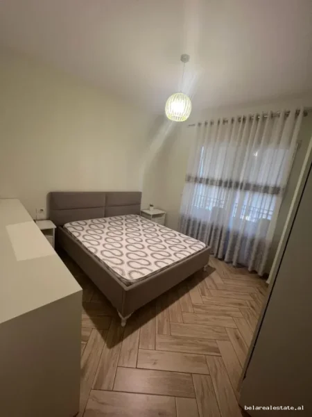Tirane, jepet me qera apartament 1+1 Kati 5, 69 m² 522 € (Rr. Dibres)
