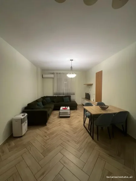 Tirane, jepet me qera apartament 1+1 Kati 5, 69 m² 522 € (Rr. Dibres)