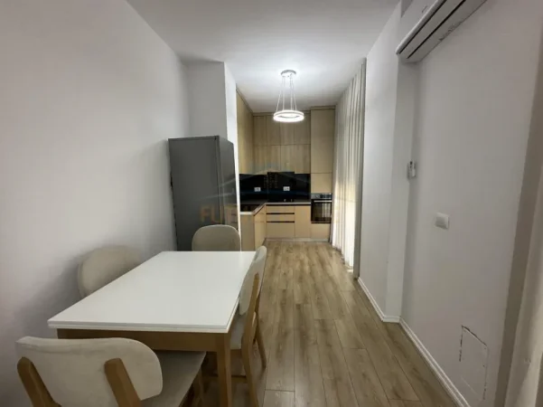 Tirane, jepet me qera apartament 2+1 , 109 m² 550 € (Univers City)