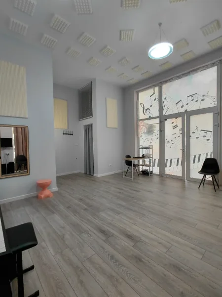 Jepet me qera studio muzikore e mir arreduar me te gjitha vegëlat e nevojshme per nje qender muzike, Kati 0, 30 m² (Prane Azilit te pleqve)