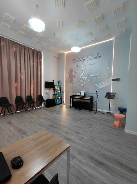 Jepet me qera studio muzikore e mir arreduar me te gjitha vegëlat e nevojshme per nje qender muzike, Kati 0, 30 m² (Prane Azilit te pleqve)