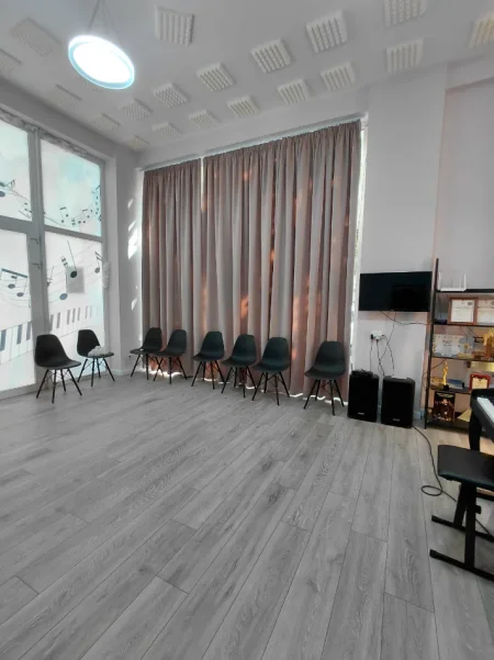Jepet me qera studio muzikore e mir arreduar me te gjitha vegëlat e nevojshme per nje qender muzike, Kati 0, 30 m² (Prane Azilit te pleqve)