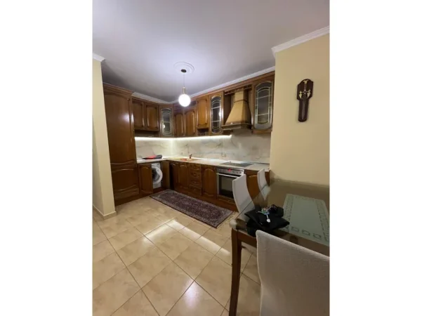 Tirane, jepet me qera apartament 2+1 Kati 6, 100 m² 850 € (Blloku)