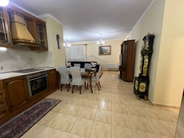 Tirane, jepet me qera apartament 2+1 Kati 6, 100 m² 850 € (Blloku)