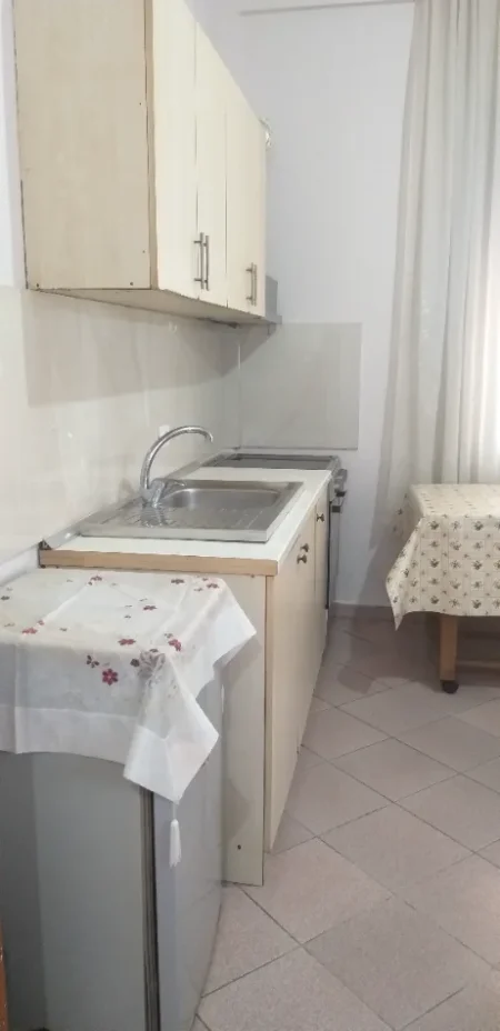 Tirane, jepet me qera shtepi 1+1 Kati 1, 55 m² 300 € (Rr Kadillari)