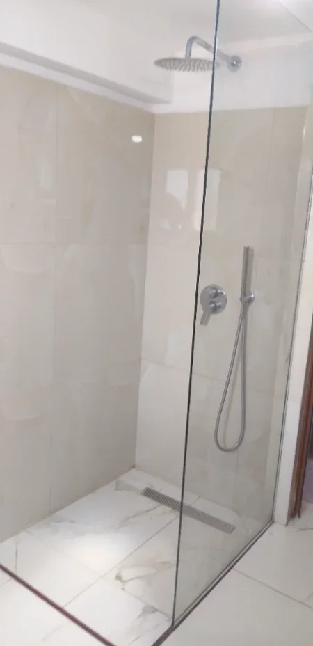 Tirane, jepet me qera shtepi 1+1 Kati 1, 55 m² 300 € (Rr Kadillari)