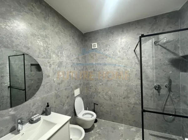 Tirane, jepet me qera apartament 1+1 Kati 7, 800 € (Tirana Ring Center)