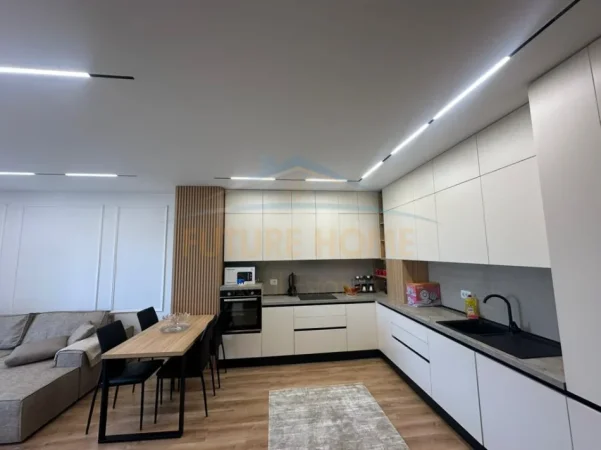 Tirane, jepet me qera apartament 1+1 Kati 7, 800 € (Tirana Ring Center)