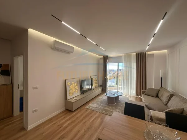 Tirane, jepet me qera apartament 1+1 Kati 7, 800 € (Tirana Ring Center)