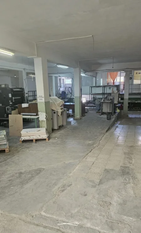 Tirane, jepet me qera magazine Kati 1, 600 m² 2.000 € (Sauk i Ri)