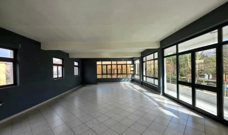 Tirane, jepet me qera ambjent biznesi Kati 1, 80 m² 1.800 € (Laprake)