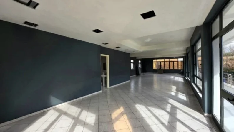 Tirane, jepet me qera ambjent biznesi Kati 1, 80 m² 1.800 € (Laprake)