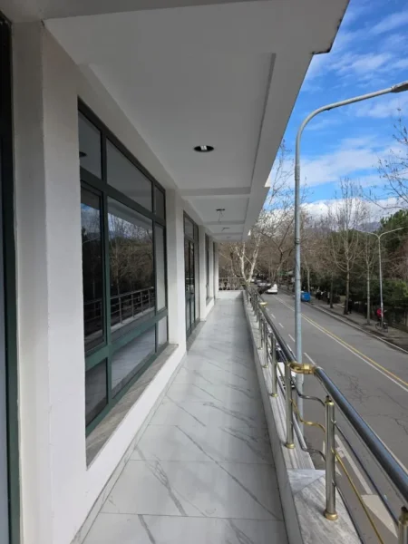Tirane, jepet me qera ambjent biznesi Kati 1, 80 m² 1.800 € (Laprake)