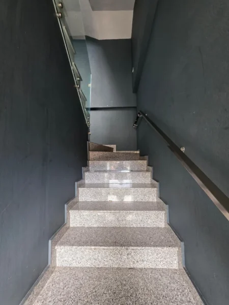 Tirane, jepet me qera ambjent biznesi Kati 1, 80 m² 1.800 € (Laprake)