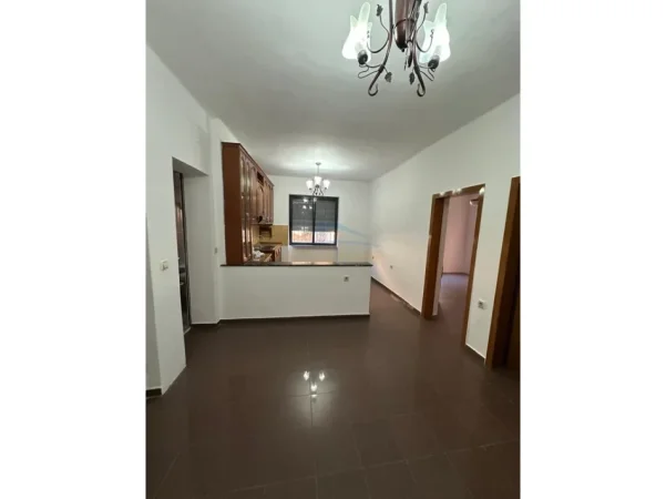 Tirane, jepet me qera ambjent biznesi Kati 1, 73 m² 1.300 € (Rruga e Durresit)