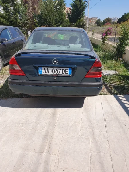 Fier, shes makine Mercedes Benz 250 TD Nafte, jeshile manuale 200.000 km 5.500 €