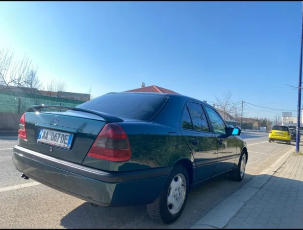 Fier, shes makine Mercedes Benz 250 TD Nafte, jeshile manuale 200.000 km 5.500 €