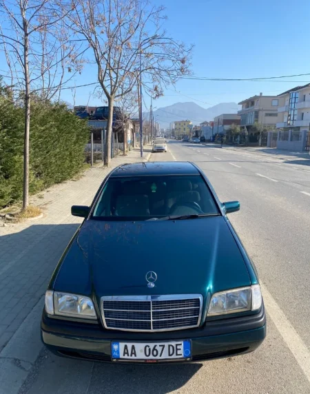 Fier, shes makine Mercedes Benz 250 TD Nafte, jeshile manuale 200.000 km 5.500 €