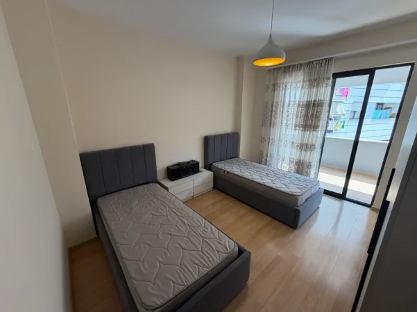Tirane, jap me qera apartament 2+1+Ballkon Kati 5, 100 m² 550 € (Rruga Tom Plezha, pallati Big Pjata)