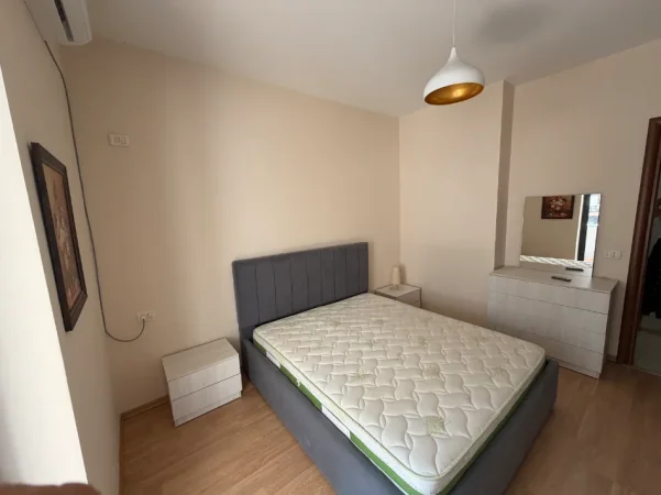 Tirane, jap me qera apartament 2+1+Ballkon Kati 5, 100 m² 550 € (Rruga Tom Plezha, pallati Big Pjata)