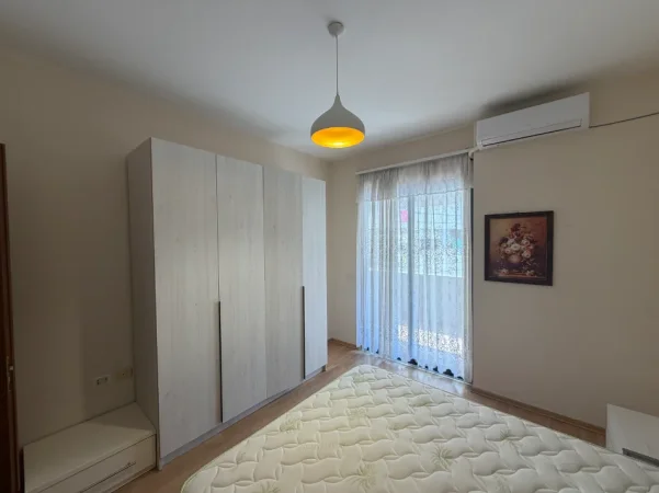 Tirane, jap me qera apartament 2+1+Ballkon Kati 5, 100 m² 550 € (Rruga Tom Plezha, pallati Big Pjata)