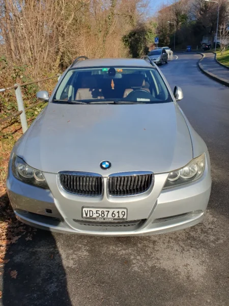 Zvicer, shes Bmw 318 touring Nafte, gri metalizato manuale 220.000 km 6.200 €