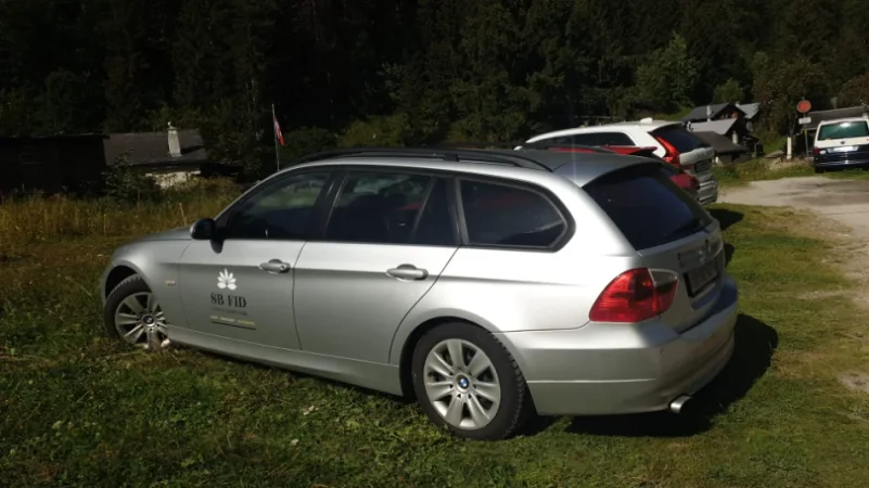 Zvicer, shes Bmw 318 touring Nafte, gri metalizato manuale 220.000 km 6.200 €