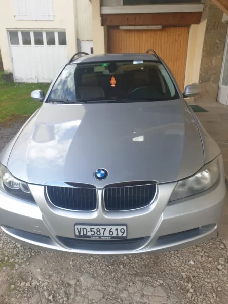 Zvicer, shes Bmw 318 touring Nafte, gri metalizato manuale 220.000 km 6.200 €
