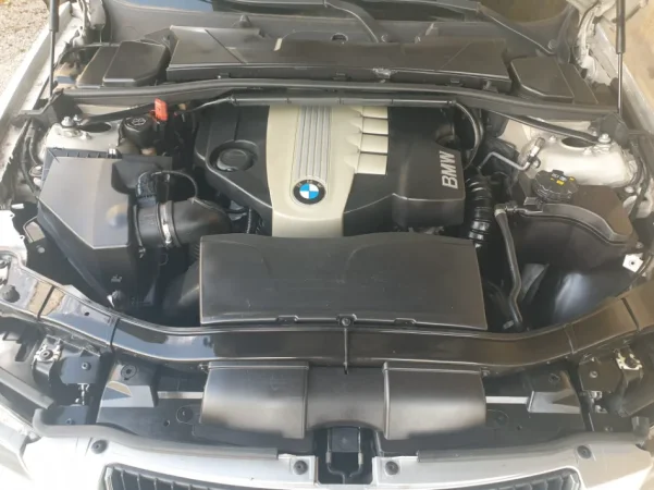 Zvicer, shes Bmw 318 touring Nafte, gri metalizato manuale 220.000 km 6.200 €