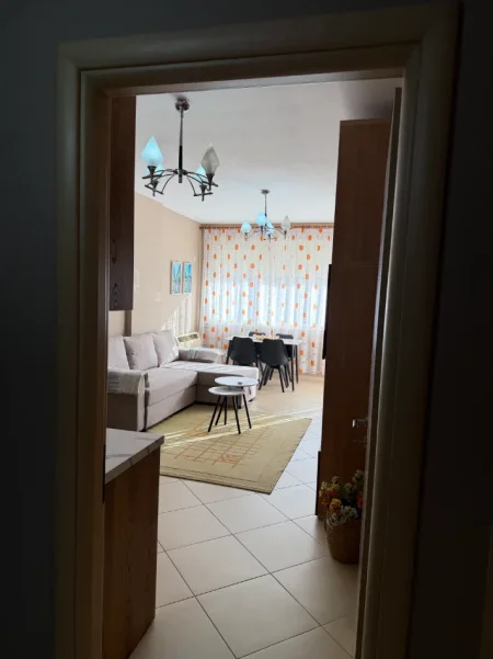 Tirane, jepet me qera apartament 1+1+Ballkon Kati 3, 71 m² 450 € (Pallati Ales)