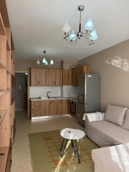 Tirane, jepet me qera apartament 1+1+Ballkon Kati 3, 71 m² 450 € (Pallati Ales)