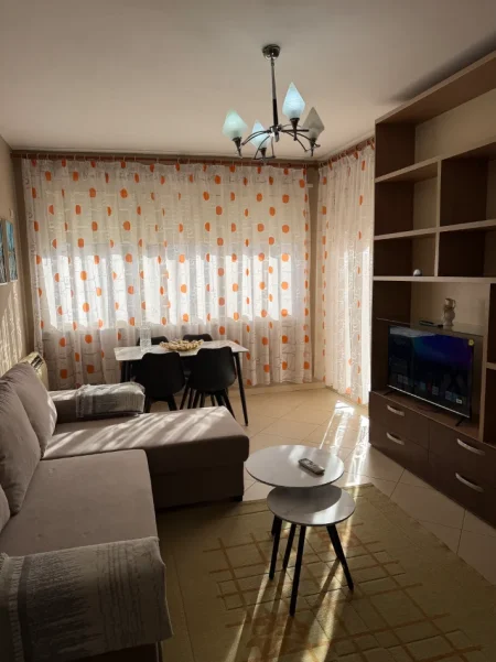 Tirane, jepet me qera apartament 1+1+Ballkon Kati 3, 71 m² 450 € (Pallati Ales)