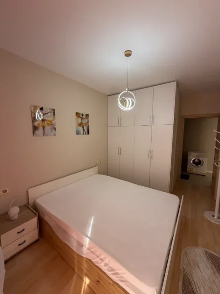 Tirane, jepet me qera apartament 1+1+Ballkon Kati 3, 71 m² 450 € (Pallati Ales)