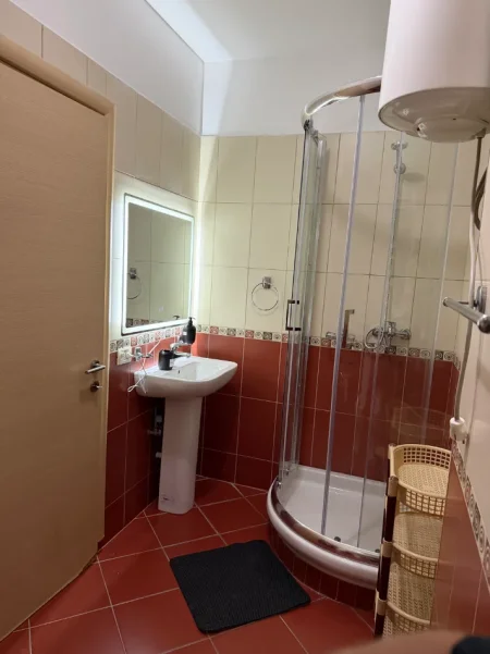Tirane, jepet me qera apartament 1+1+Ballkon Kati 3, 71 m² 450 € (Pallati Ales)