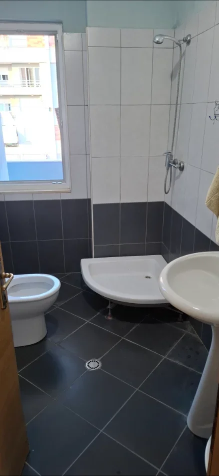 Tirane, jepet me qera apartament 2+1+Ballkon Kati 3, 106 m² 50.000 € (Rruga loni ligori Astir)