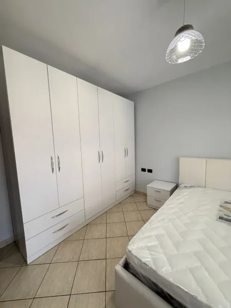 Tirane, jepet me qera apartament 2+1 Kati 2, 90 m² 600 € (Rruga e Kavajes ,21 Dhjetori)