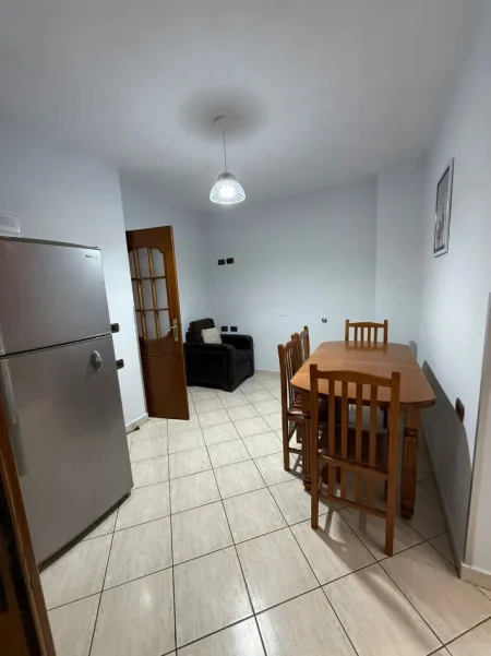 Tirane, jepet me qera apartament 2+1 Kati 2, 90 m² 600 € (Rruga e Kavajes ,21 Dhjetori)