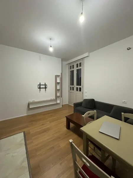 Tirane, jepet me qera apartament 1+1 Kati 2, 330 € (Kombinat)