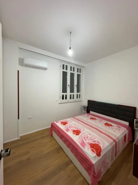 Tirane, jepet me qera apartament 1+1 Kati 2, 330 € (Kombinat)