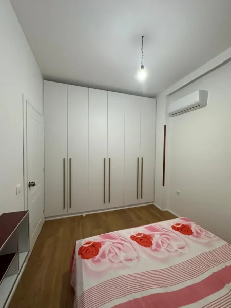 Tirane, jepet me qera apartament 1+1 Kati 2, 330 € (Kombinat)