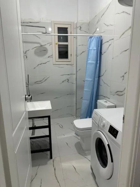 Tirane, jepet me qera apartament 1+1 Kati 2, 330 € (Kombinat)